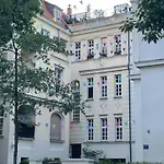 Cecile Apartman